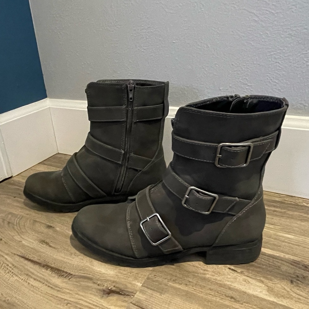 American Eagle women’s grey zippered boots